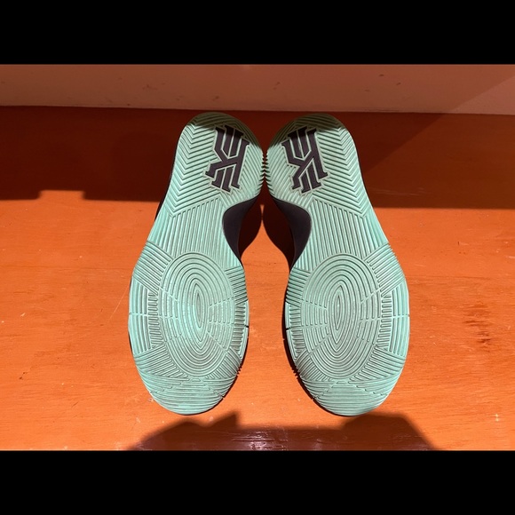 SOLD ✅✅ - Nike Kyrie 2 Green Glow - Size 8.5 - Picture 4 of 5